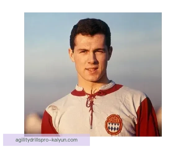 贝肯鲍尔在足球历史上的球队支柱作用持续受到关注与讨论